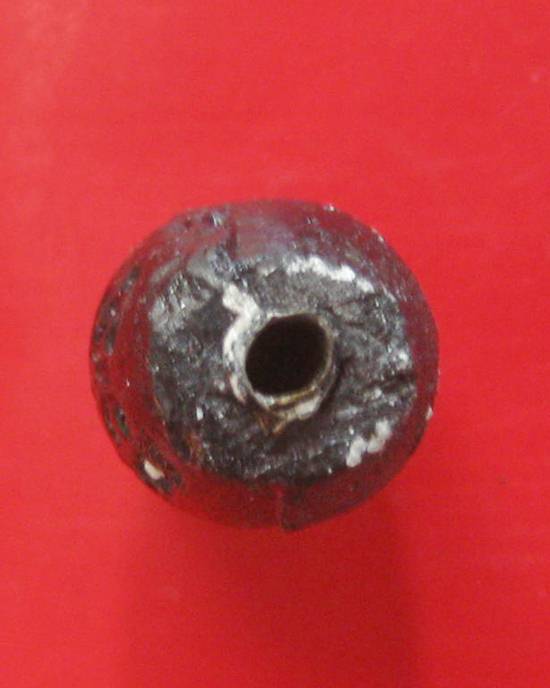 ลูกสะกดราหูผงกระลาตาเดียว หลวงพ่อเกษม เขมโก รุ่นสุริยุปราคา ตรุดเงิน ปี 38 พร้อมกล่องเดิม 