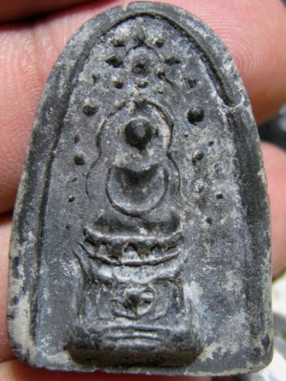 พระพิมพ์บัวเล็บช้าง เนื้อดิน กรุวัดชนะสงคราม กรุงเทพฯ สภาพพอใช้ มาพร้อมบัตรรับรอง