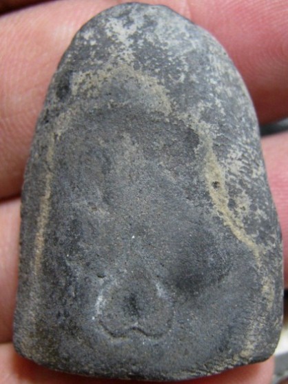 พระพิมพ์บัวเล็บช้าง เนื้อดิน กรุวัดชนะสงคราม กรุงเทพฯ สภาพพอใช้ มาพร้อมบัตรรับรอง