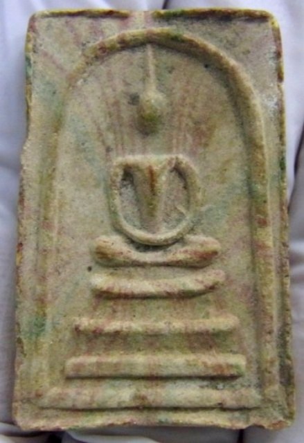 พระสมเด็จสายรุ้ง หลังยันต์นูน วัดศีลขันธาราม จังหวัดอ่างทอง เนื้อผงพุทธคุณขาว ปี 2513 จ้าคุณนรฯ 