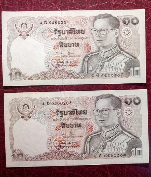 ธนบัตรในหลวง 10บาท แบบ12 หลังพระบรมรูปทรงม้า 2ใบ เลขเรียงสภาพสวย ใบล่างสภาพเกือบ 100%..เคาะเดียวแดง.