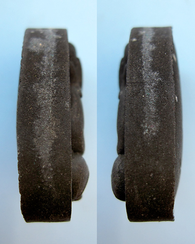 พระปิดตาปลดหนี้ หลวงปู่บัว ถามโก เนื้อผงใบลานตะกรุดเงิน รุ่น เพชรกลับ ญสส. พ.ศ.๒๕๕๓ (โค้ทนะ)