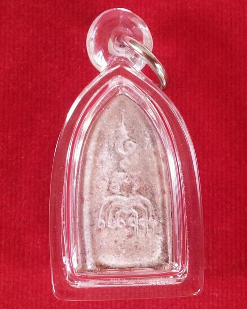 พระรอด หลวงพ่อแพ วัดพิกุลทอง สิงห์บุรี รุ่นจงอางศึก ปี 2514 องค์นี้เนื้อเกสร 108แดง...เคาะเดียวแดง..