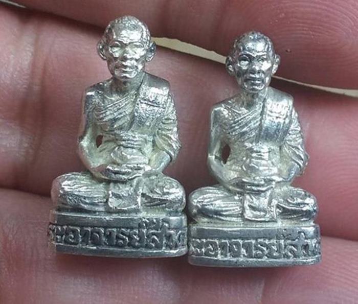 รูปหล่อชินบัญชรเนื้อเงินพร้อมกล่องครับ 2 องค์