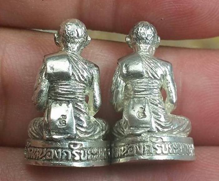 รูปหล่อชินบัญชรเนื้อเงินพร้อมกล่องครับ 2 องค์