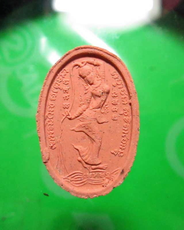 พระสิวลีหลังพระแม่ธรณีบีบมวยผม เนื้อผงชมภูนุช หลวงปู่หมุน ฐิตสีโล 2542