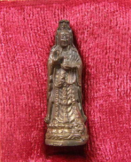 เจ้าแม่กวนอิม หลวงพ่อเปิ่น วัดบางพระ จารใต้ฐาน ปี35 เนื้อนวะโลหะ ...เคาะเดียวแดง...