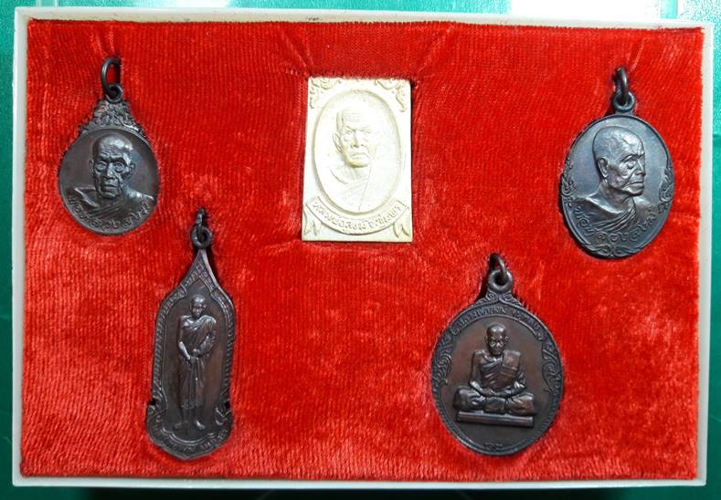 หลวงพ่อสงฆ์ วัดเจ้าฟ้าศาลาลอย จ.ชุมพร " ชุดเหรียญ-พระผงรูปเหมือน พ.ศ.2520 "