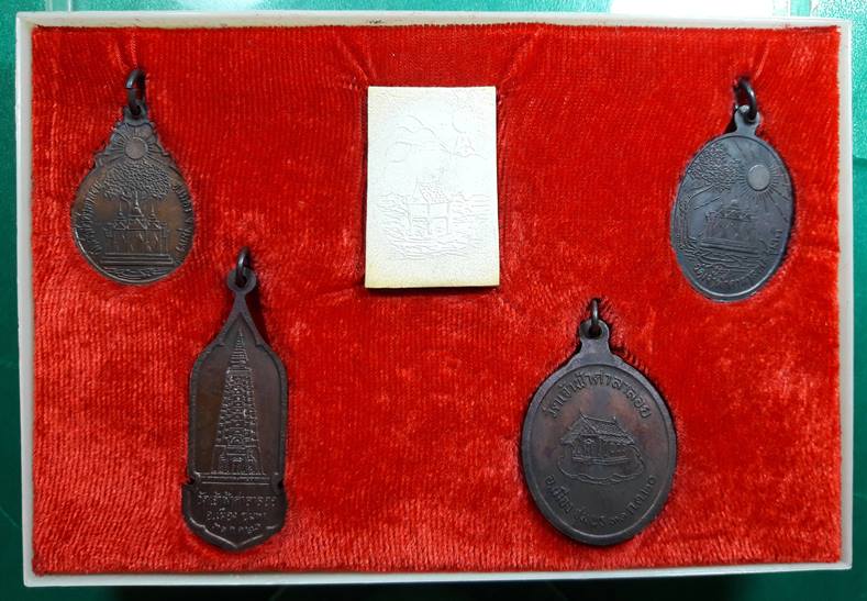 หลวงพ่อสงฆ์ วัดเจ้าฟ้าศาลาลอย จ.ชุมพร " ชุดเหรียญ-พระผงรูปเหมือน พ.ศ.2520 "