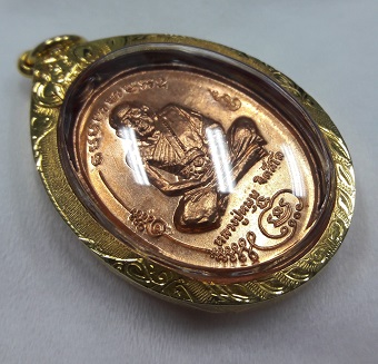 เหรียญมนต์พระกาฬ หลวงปู่หมุน วัดบ้านจาน ปี43 รุ่นแรก สภาพสวยมากๆ ผิวไฟเเดงๆส้ม ๆ พร้อมเลี่ยมทอง ถ่าย