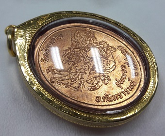 เหรียญมนต์พระกาฬ หลวงปู่หมุน วัดบ้านจาน ปี43 รุ่นแรก สภาพสวยมากๆ ผิวไฟเเดงๆส้ม ๆ พร้อมเลี่ยมทอง ถ่าย