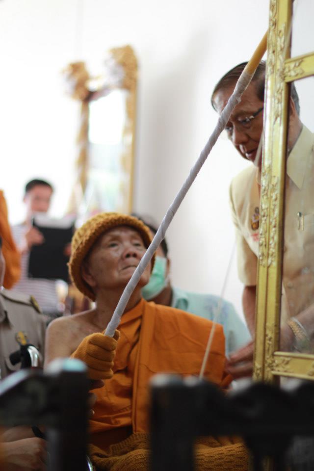 เหรียญรูปเหมือนปั๊มหลวงพ่อคูณ รุ่น “บารมี 90”หลวงพ่อคูณ ปริสุทฺโธ  เมตตาอธิฐานจิต และเป็นประธาน
