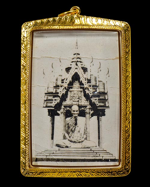 รูปถ่ายฉลองมณฑป หลังยันต์ห้า หลวงพ่อพรหม วัดช่องแค จ.นครสวรรค์ 2514+เลี่ยมทอง+บัตรรับรองครับ