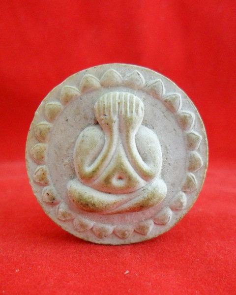 พระปิดตา จันทร์ลอย หลังปลาตะเพียน เนื้อผงพุทธคุณ หลวงปู่ทิมวัดพระขาว ปี 44 