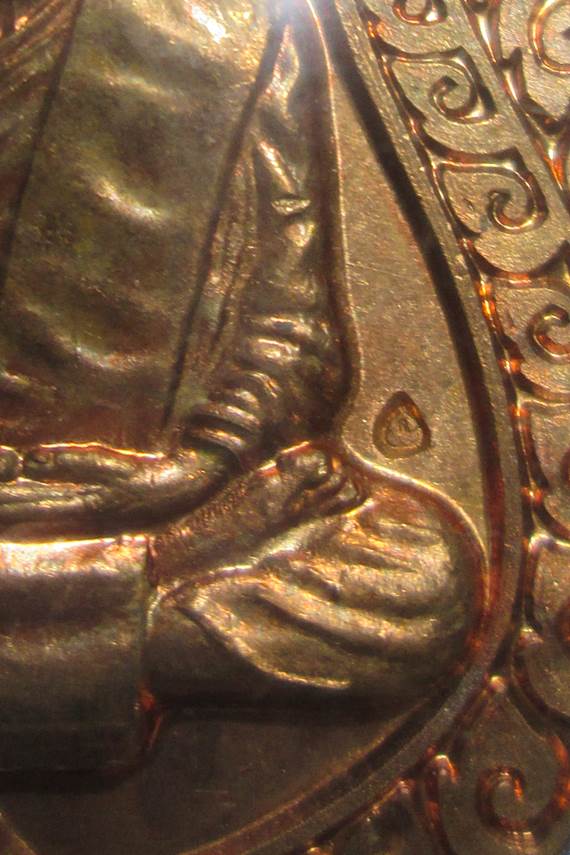 เหรียญหลวงปู่เกลี้ยงวัดโนนเกดรุ่น"เสมามหาเศรษฐี"เนื้อทองแดงปี2555สวยเดิมเลี่ยมพร้อมใช้ครับ