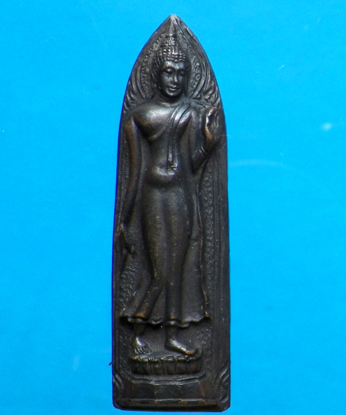 พระลีลาที่ระลึกฉลองอาคารเรียนรุจิรวงศ์ฯ เชียงใหม่ ปี 2516