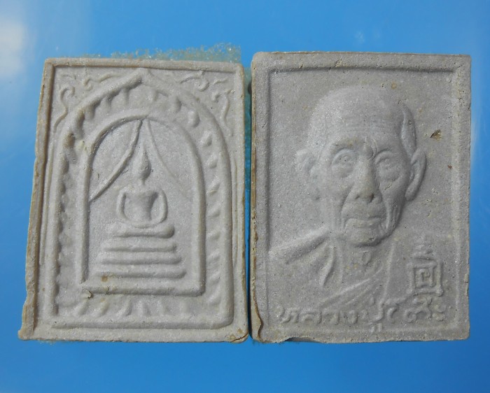 พระผงหลวงปู่โต๊ะ รุ่นเพชรรุ่งโรจน์ ปี2535 มีสอดตะกรุด 2องค์ 2พิมพ์ / wa05