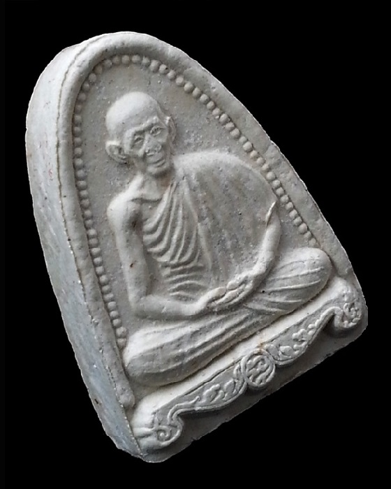 ((( 300 ฿ ))) พระเนื้อผงรูปเหมือน หลวงพ่อเกษม เขมโก สุสานไตรลักษณ์ จ.ลำปาง พร้อมกล่องเดิม # 2