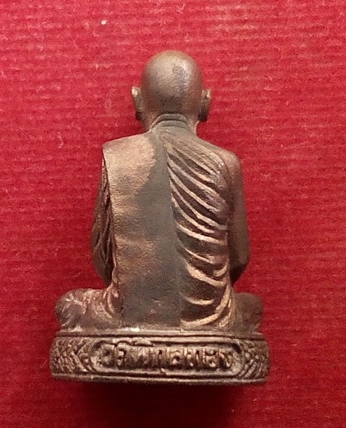 รูปหล่อลอยองค์ หลวงพ่อแพ วัดพิกุลทอง เนื้อนวะโลหะ พิมพ์ใหญ่ ปี35 ตอกโค๊ตด้านหน้าที่สังฆฏิ