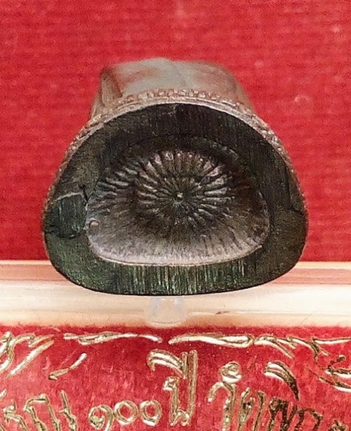 รูปหล่อลอยองค์ หลวงพ่อแพ วัดพิกุลทอง เนื้อนวะโลหะ พิมพ์ใหญ่ ปี35 ตอกโค๊ตด้านหน้าที่สังฆฏิ