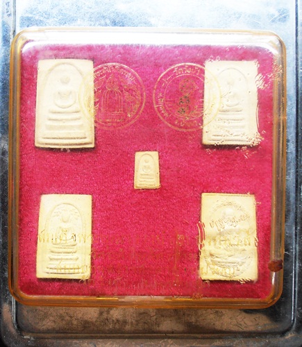 พระสมเด็จวัดระฆัง118ปีวัดระฆังชุด5องค์ พร้อมกล่องรุ่นสมทบทุนสร้างศาลาการเปรียญวัดวังบัวสวยๆครับ