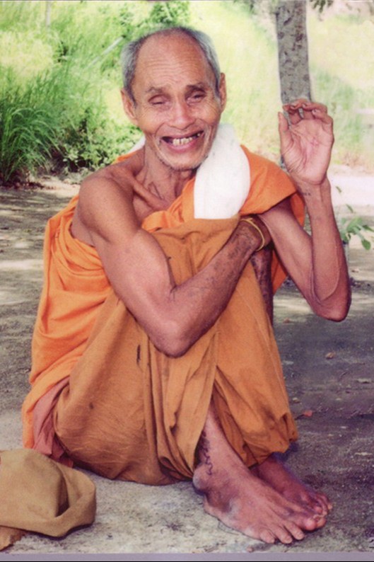 รูปหล่อหลวงปู่สรวง เทวดาเล่นดิน วัดไพรพัฒนา จ.ศรีสะเกษ เนื้อทองเหลือง ฐาน 5 นิ้ว สูง 7 นิ้ว