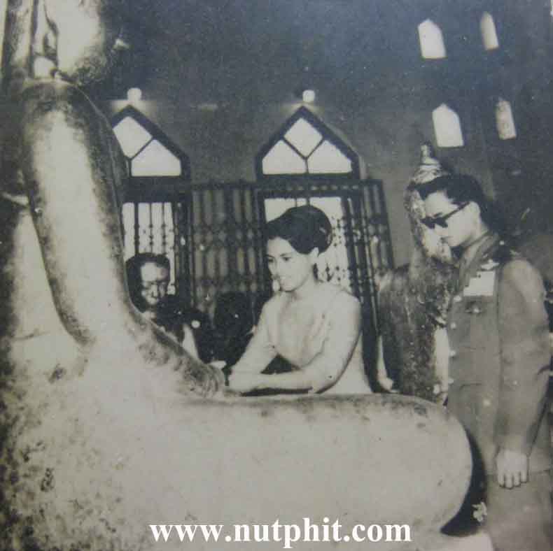 52*พระบรมฉายาลักษณ์ ในหลวง พระราชินี ทรงเสด็จฯ ลพ.พุทธโสธร 3 มิ.ย.09*