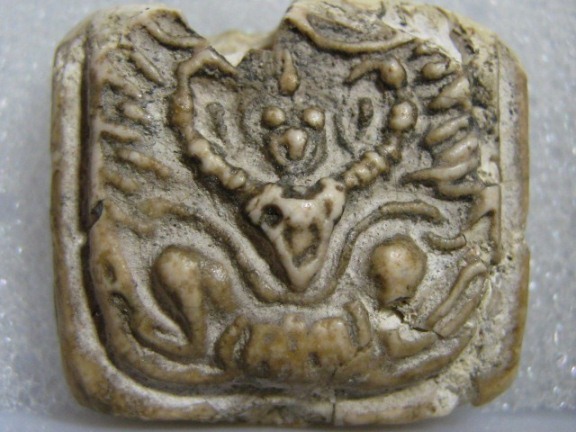 พระพิมพ์ทรงครุฑใหญ่ กรุวัดคู้สลอด จ.อยุธยา ครึ่งองค์ล่าง อาศัยพุทธคุณได้