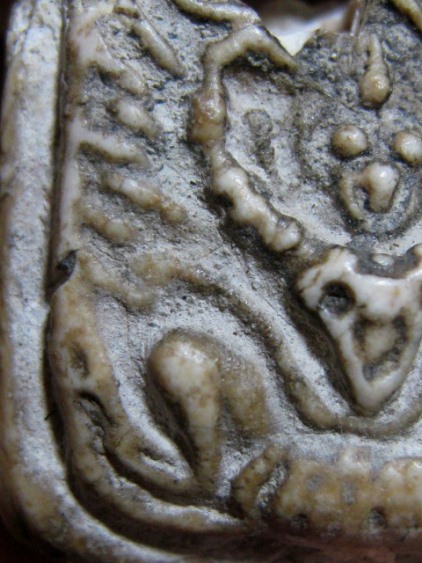 พระพิมพ์ทรงครุฑใหญ่ กรุวัดคู้สลอด จ.อยุธยา ครึ่งองค์ล่าง อาศัยพุทธคุณได้