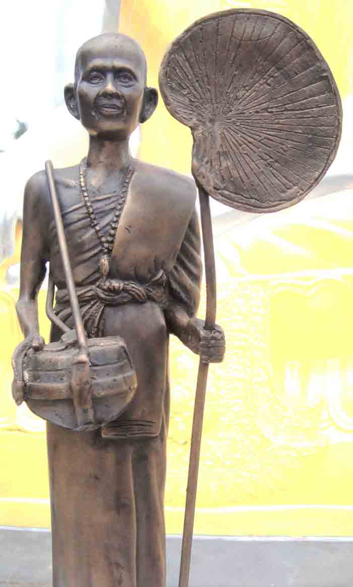พระบูชาครูบาเจ้าศรีวิชัยยืนถือไม้เท้า ถือบาตร  ฐาน 3.5 นิ้ว สูง 13  นิ้ว ผิวหิ้งเดิมๆ