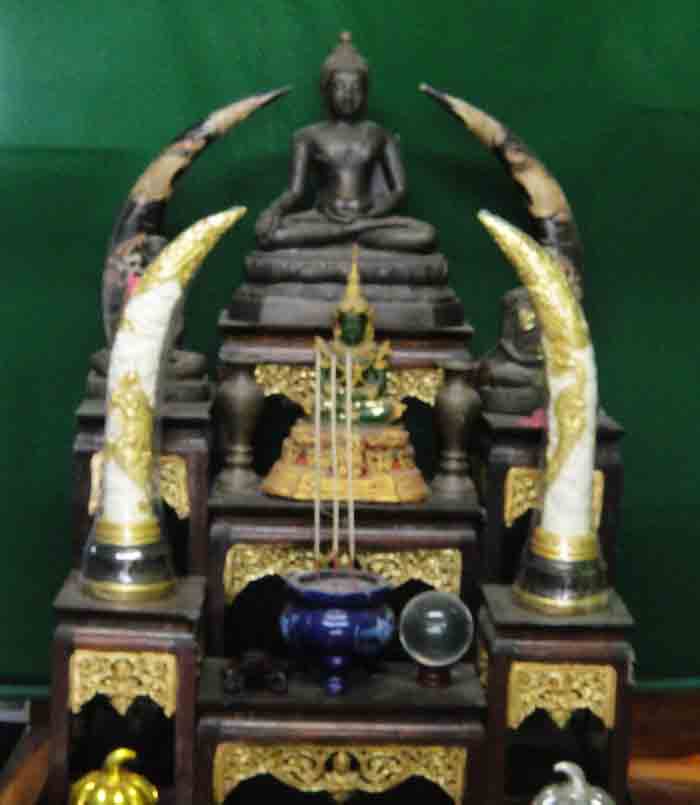 งาช้างเรชิ่น ขนาด สูง 16.5 นิ้ว ฐานกว้าง 4 นิ้ว สวยงาม เหมือนจริง ไม่ต้องทำลายช้าง ทำลายธรรมชาติ สาม