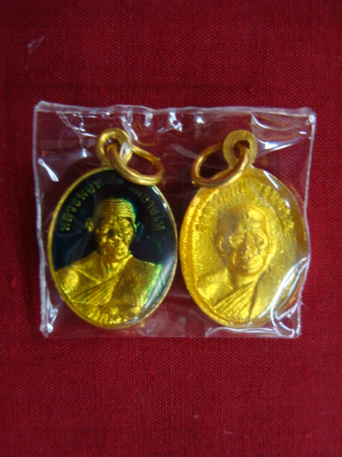 จัดมาเป็นคู่ เหรียญแม็ดแตง หลวงปู่ทวด วัดช้างให้ เนื้อทองแดงลงยา ปี๕๕