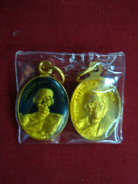 จัดมาเป็นคู่ เหรียญแม็ดแตง หลวงปู่ทวด วัดช้างให้ เนื้อทองแดงลงยา ปี๕๕
