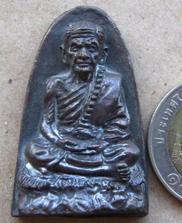 รูปหล่อหลวงปู่หมุน ฐิตสีโล พิมพ์เตารีด หล่อโบราณผสมชนวนเก่า ขนาดห้อยคอ สร้าง1,000องค์ พร้อมกล่องเดิม