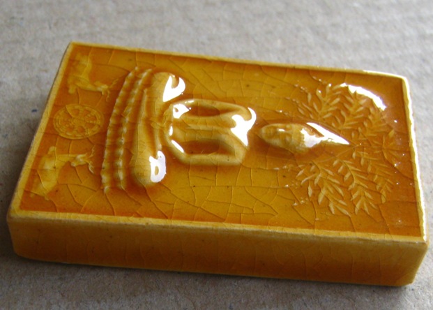 สมเด็จนฤมิตรโชค หลวงพ่อจรัญ วัดอัมพวัน สิงห์บุรี ปี2554เลข3822 เซรามิคสีหลืองทอง สร้าง9999องค์+กล่อง