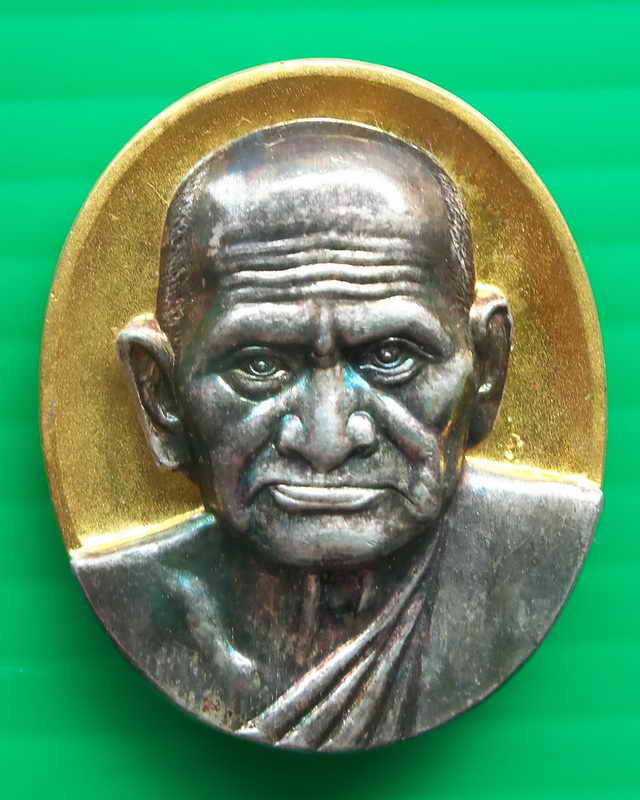 เหรียญรูปไข่กะไล่ทองหน้ากากเงินหลวงพ่อเงินรุ่นพระพิจิตรปี2542พร้อมกล่องเดิมจากวัด