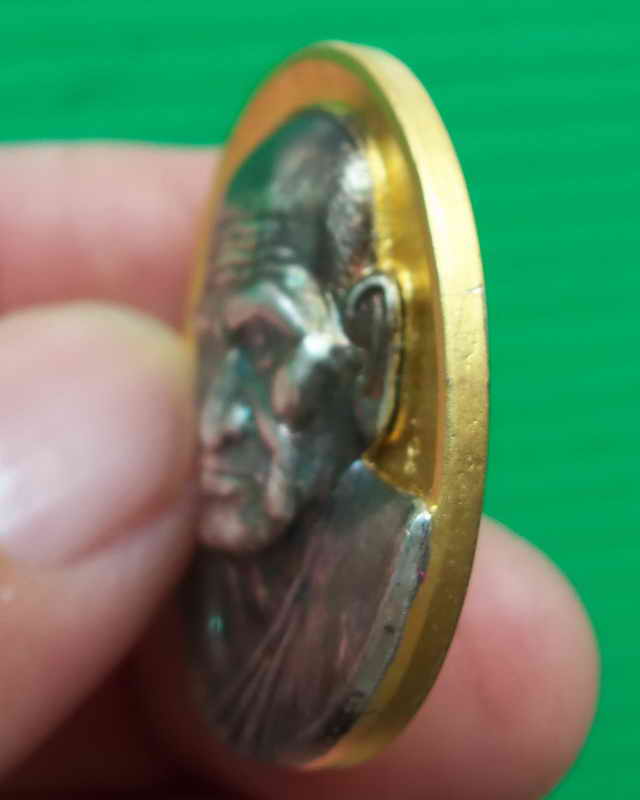เหรียญรูปไข่กะไล่ทองหน้ากากเงินหลวงพ่อเงินรุ่นพระพิจิตรปี2542พร้อมกล่องเดิมจากวัด