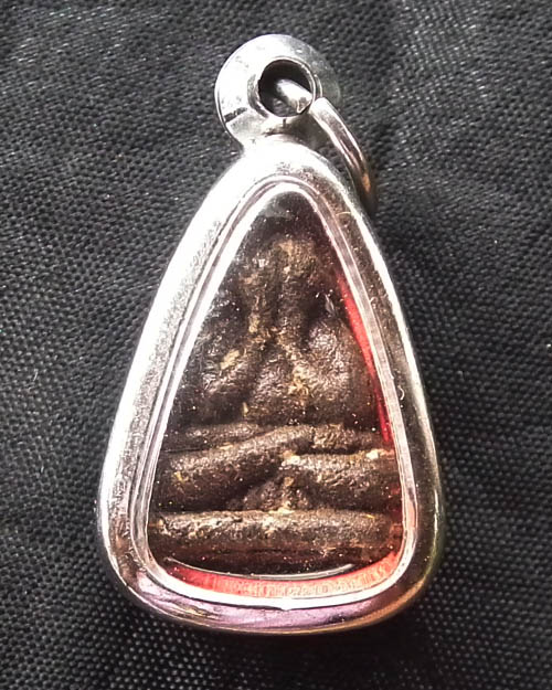 พระปิดตาเนื้อผงเกสร พิมพ์เสริมฐาน หลังยันต์ ลป.คำพันธ์ วัดธาตุมหาชัย ปี ๒๕๓๓