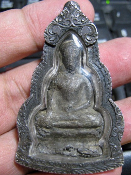 พระอู่ทอง เนื้้อชินเงิน กรุวัดเทวสังฆาราม (วัดเหนือ) จ.กาญจนบุรี มีเลี่ยมเงินหนา ๆ พร้อมห้อย 