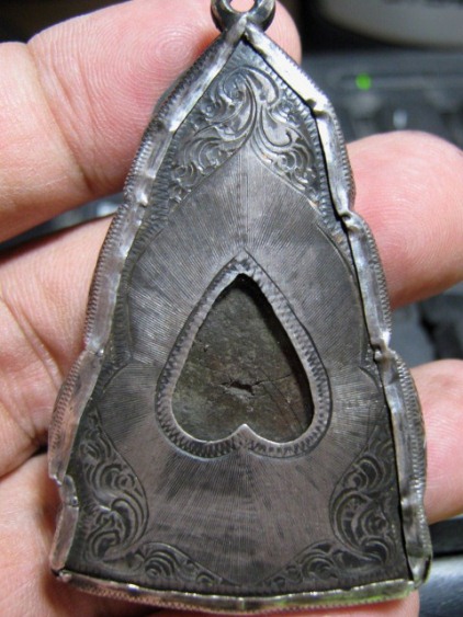 พระอู่ทอง เนื้้อชินเงิน กรุวัดเทวสังฆาราม (วัดเหนือ) จ.กาญจนบุรี มีเลี่ยมเงินหนา ๆ พร้อมห้อย 