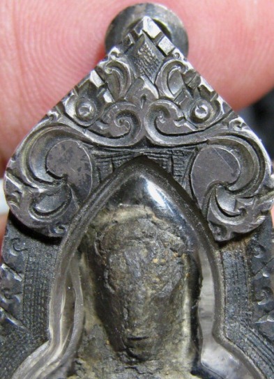 พระอู่ทอง เนื้้อชินเงิน กรุวัดเทวสังฆาราม (วัดเหนือ) จ.กาญจนบุรี มีเลี่ยมเงินหนา ๆ พร้อมห้อย 