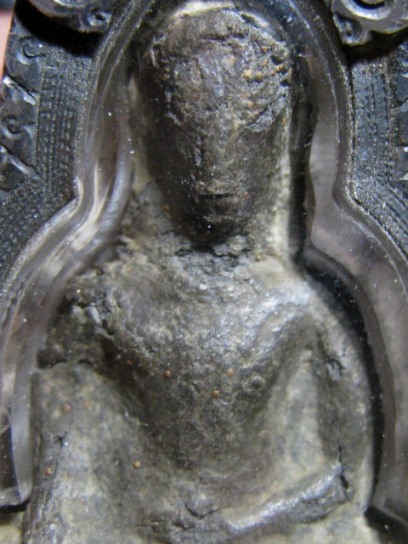 พระอู่ทอง เนื้้อชินเงิน กรุวัดเทวสังฆาราม (วัดเหนือ) จ.กาญจนบุรี มีเลี่ยมเงินหนา ๆ พร้อมห้อย 