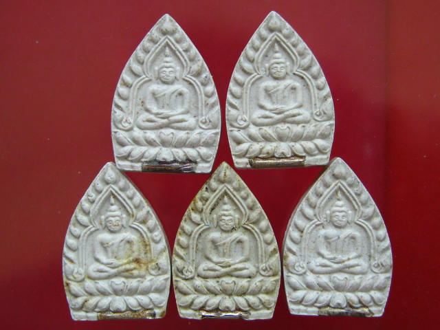 หลวงพ่อเกษม 5 องค์ พระผงเจ้าสัว รุ่นบารมี 81  ฝังตะกรุดเงิน ปี35...