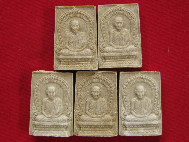 ไม่มีอีกแล้ว....แบบนี้ 5 องค์ พระผงหลวงพ่อเกษม ครบรอบ 60 พรรษา อุปสมบท ปี2536....กล่อง