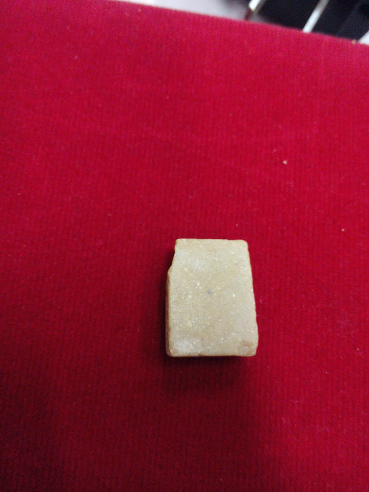 นางกวรกเนื้อผงน้ำมัน หลวงพ่อกวย วัดโฆสิตาราม สะภาพขอบบิ่น