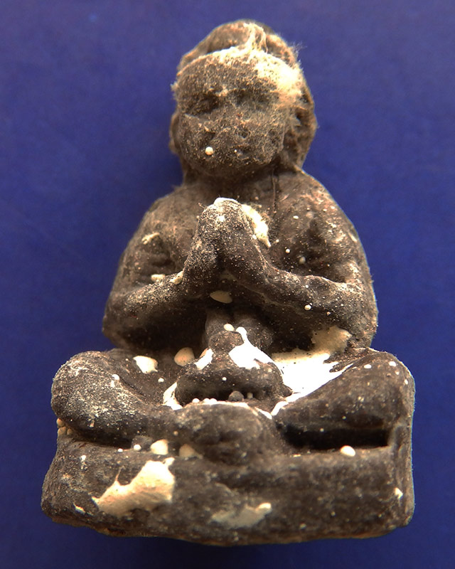 22.กุมารทองโชคทวี เนื้อผงดินเจ็ดป่าช้าอุดด้วยผงพรายกุมาร หลวงปู่คำบุ วัดกุดชมพู จ.อุบลฯ พร้อมกล่อง