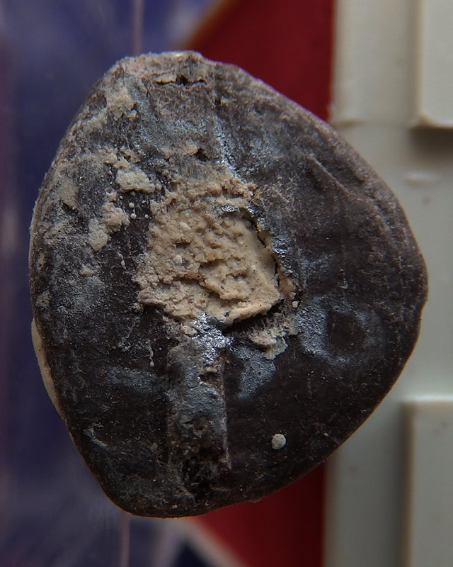 22.กุมารทองโชคทวี เนื้อผงดินเจ็ดป่าช้าอุดด้วยผงพรายกุมาร หลวงปู่คำบุ วัดกุดชมพู จ.อุบลฯ พร้อมกล่อง