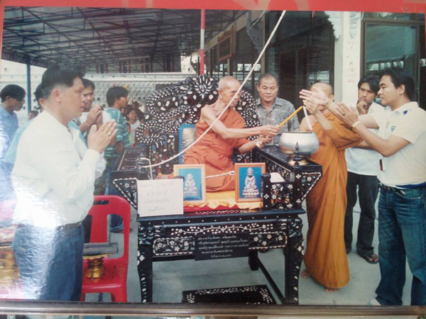 วัดใจ>>>พระชัยวัฒน์ชนะมาร หลวงปู่ธรรมรังษี นวะโลหะเต็มสูตรผิวเดิม ก้นนวะ เลี่ยมพร้อมใช้
