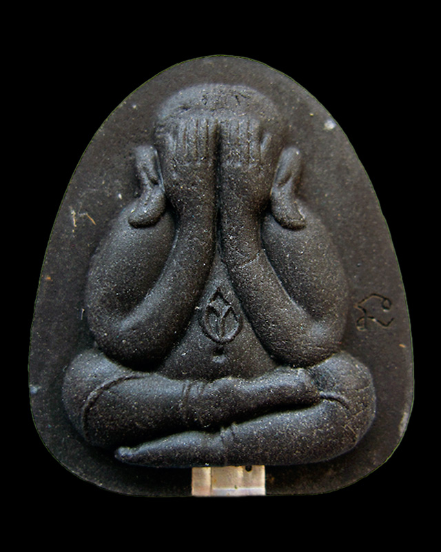 พระปิดตาปลดหนี้ หลวงปู่บัว ถามโก เนื้อผงใบลานตะกรุดเงิน รุ่น เพชรกลับ ญสส. พ.ศ.๒๕๕๓ (โค้ทนะ)