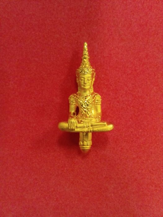 พระจักรพรรดิยอดธงเนื้อสัมฤทธิ์ในชุบกะไหล่ทอง ตอกโค๊ท มีชนวนที่หลวงพ่อฤาษีลิงดำ ปลุกเสกครับ